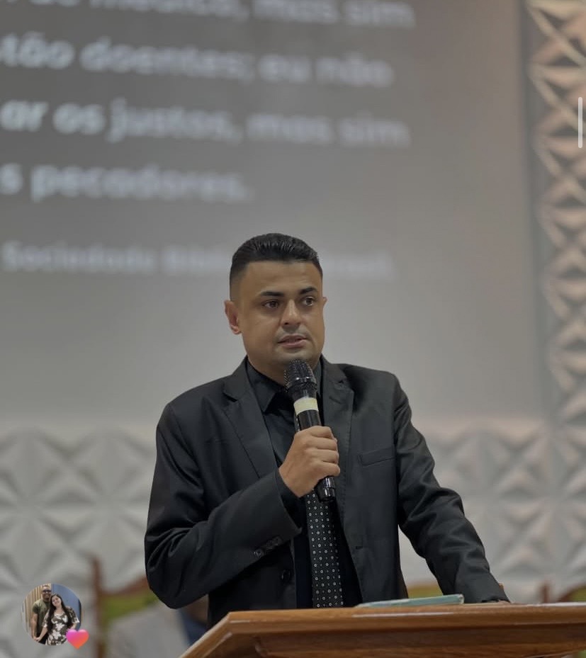 Marcos Rodrigues ministrando ao microfone