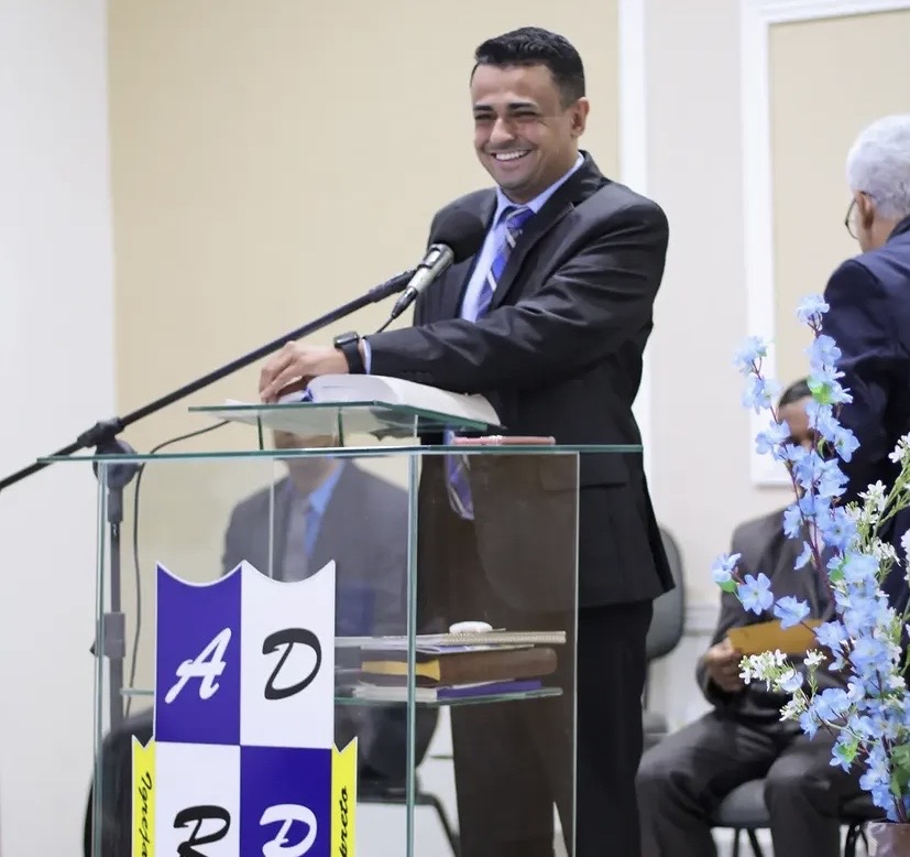 Marcos Rodrigues sorrindo durante o culto